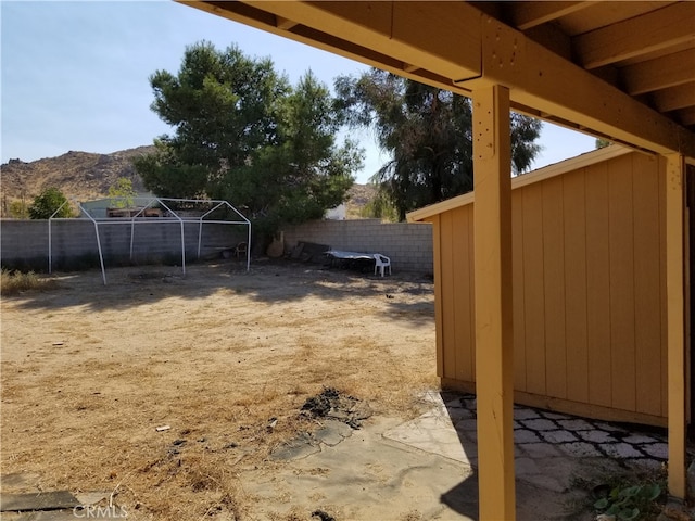 view of yard with a mountain view