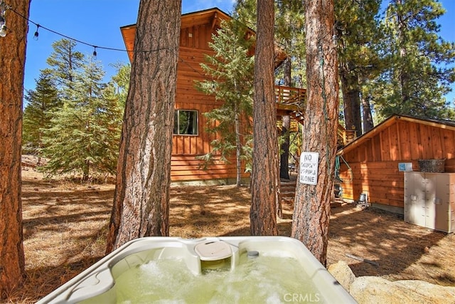 view of yard featuring a hot tub