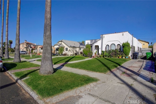 view of front of property featuring a front yard