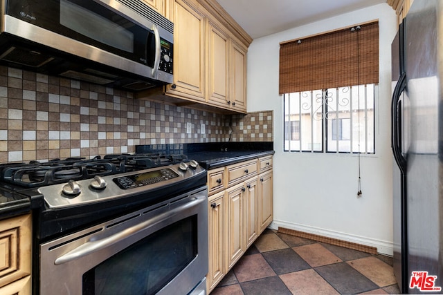 kitchen featuring tasteful backsplash and appliances with stainless steel finishes