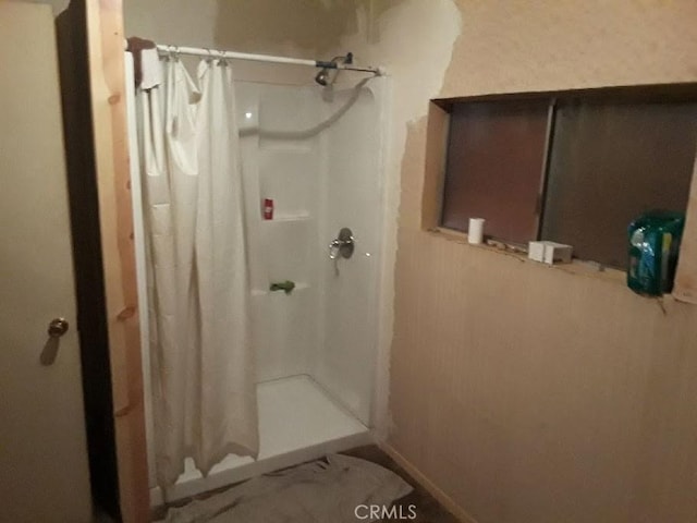 bathroom featuring a shower with shower curtain