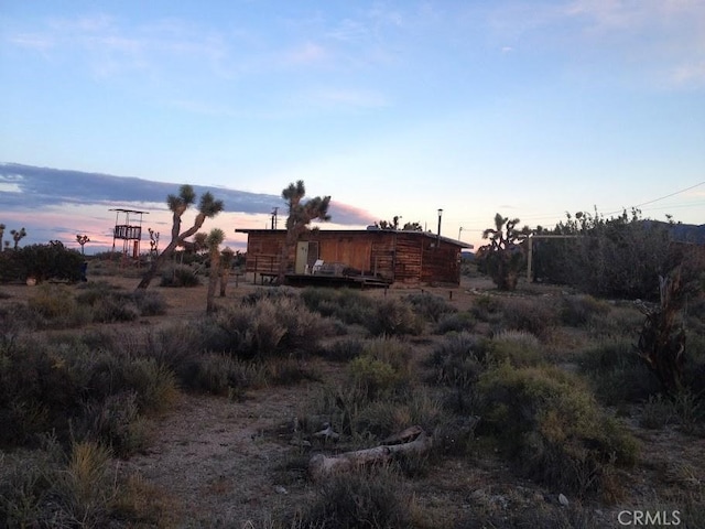 view of yard at dusk