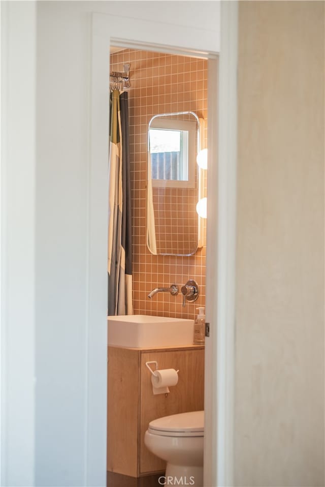 bathroom with toilet and a shower with curtain