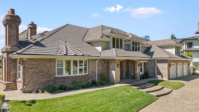 view of front facade featuring a front yard and a garage