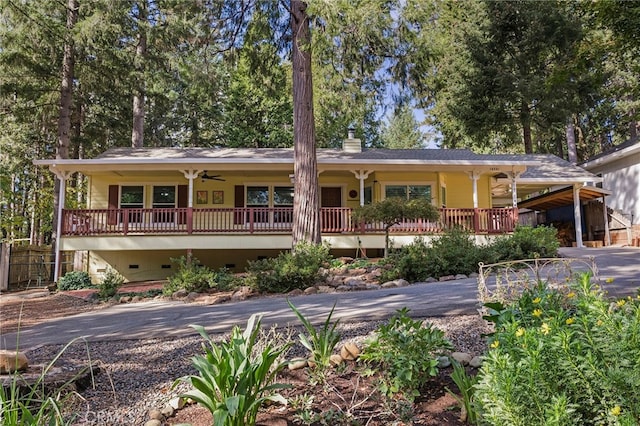 view of front facade featuring a wooden deck and ceiling fan