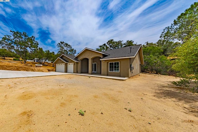 view of front of property featuring a garage