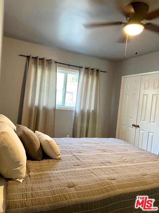 bedroom with ceiling fan