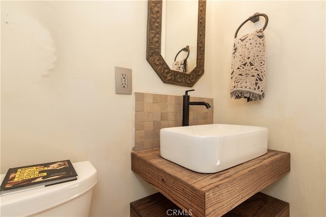 bathroom featuring toilet and sink