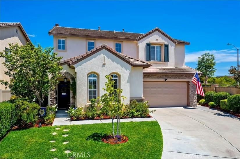 view of front of home featuring a front yard and a garage