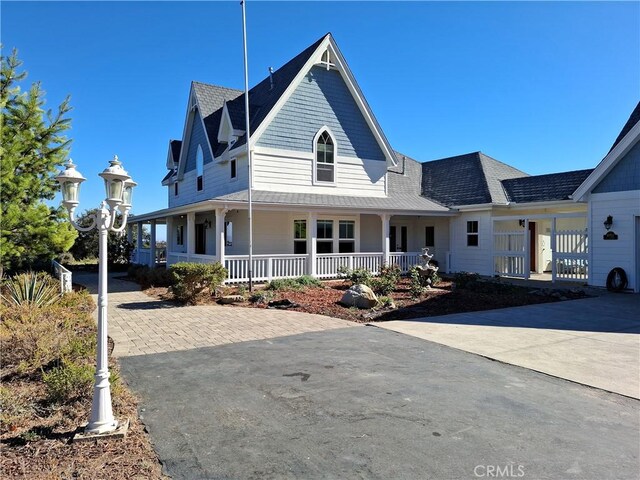 country-style home with a porch