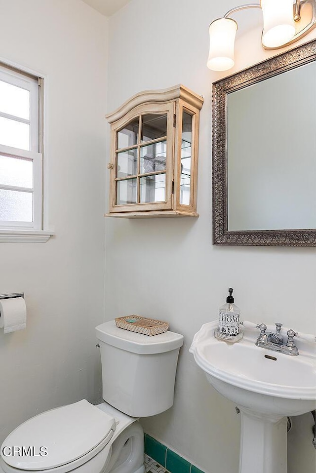 bathroom featuring toilet and sink