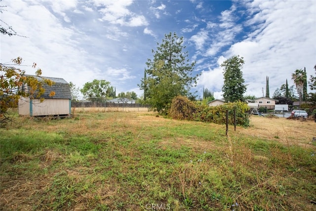 view of yard with an outdoor structure