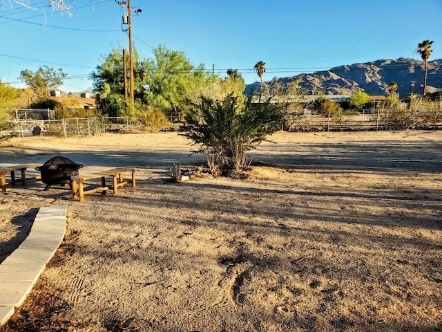 view of yard with a mountain view