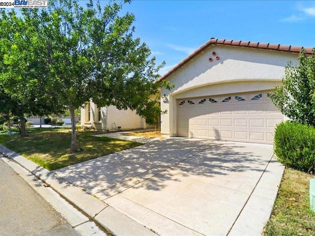 view of front of home featuring a front lawn and a garage