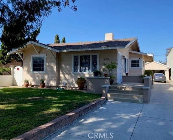 view of front of property with a front lawn