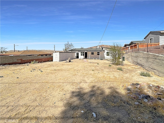 view of yard featuring a storage shed