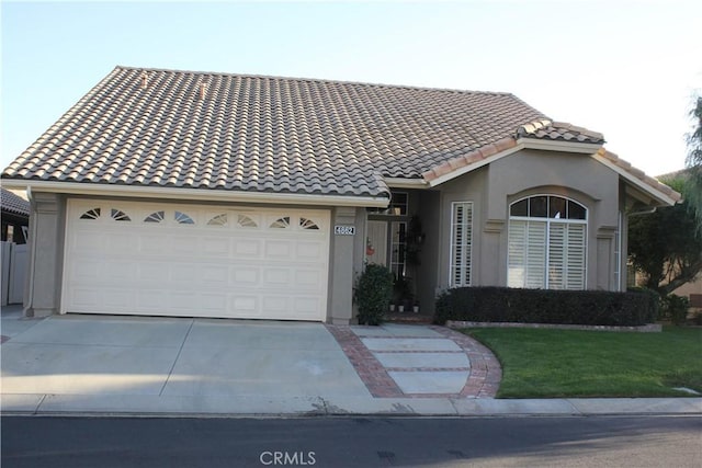 view of front of home featuring a garage and a front yard