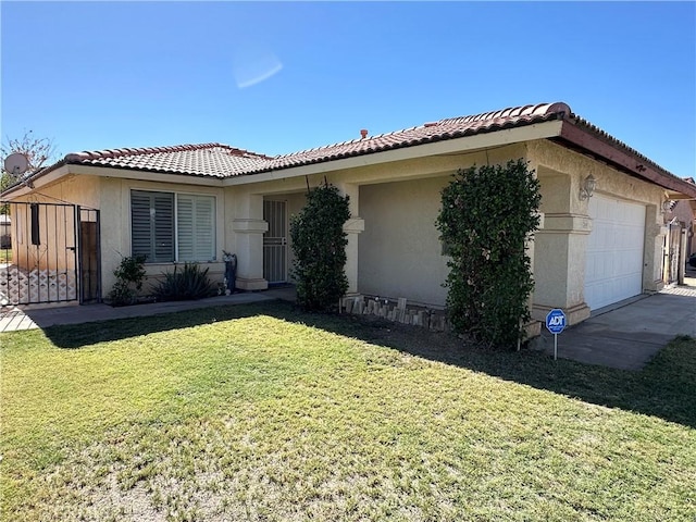 view of front of home featuring a front lawn and a garage