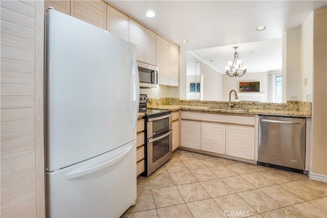 kitchen featuring sink, stainless steel appliances, a notable chandelier, kitchen peninsula, and light tile patterned floors