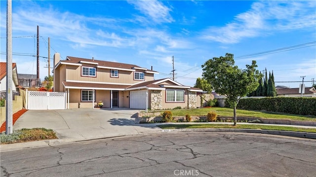 view of front of property featuring a front yard