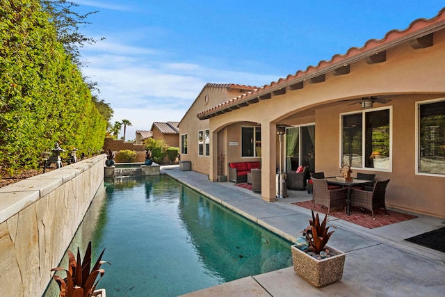 view of pool with an in ground hot tub, an outdoor living space, ceiling fan, and a patio area