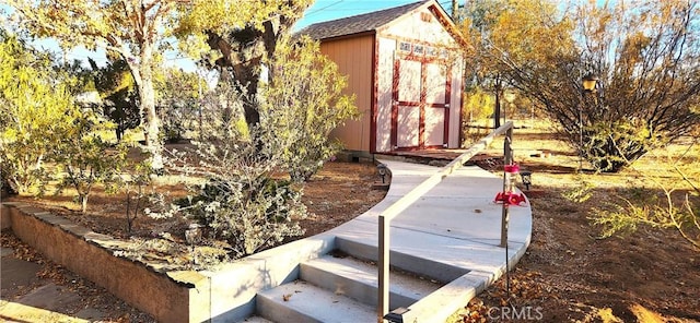 view of yard with a storage shed