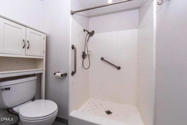 bathroom featuring toilet and tiled shower