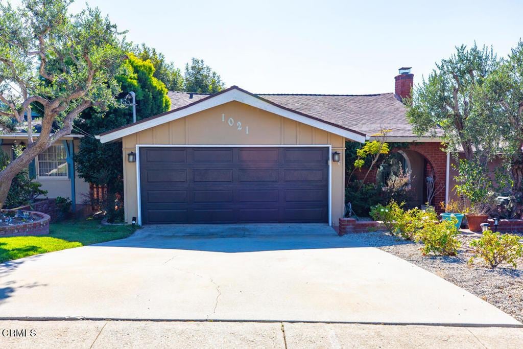 ranch-style home featuring a garage