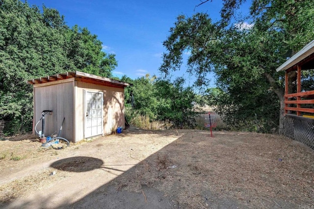 view of yard featuring a storage unit