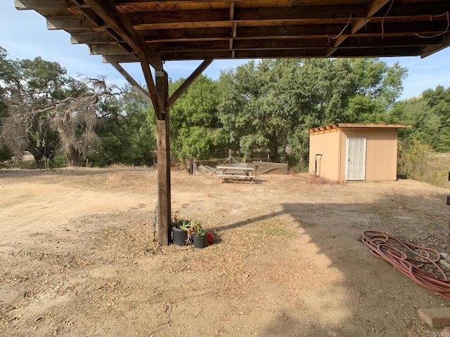 view of yard featuring a storage unit