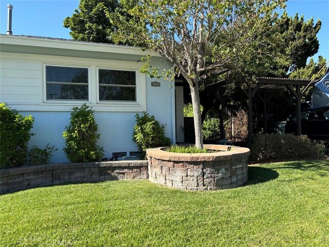 view of yard with a pergola