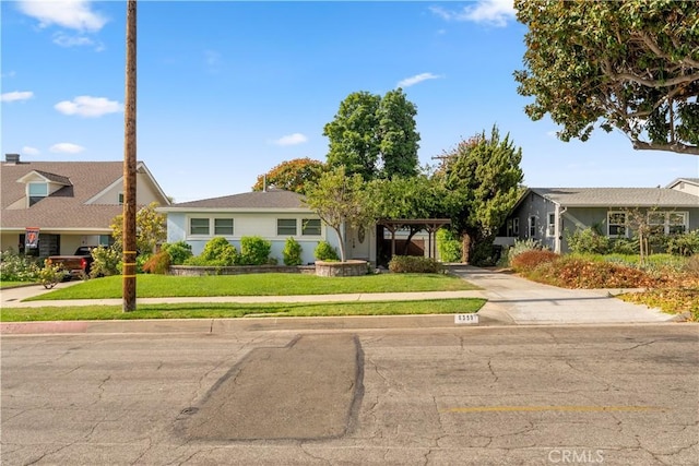 single story home featuring a front yard