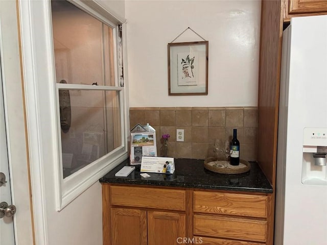 bathroom with vanity and backsplash