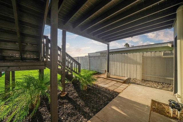 view of yard featuring a patio area