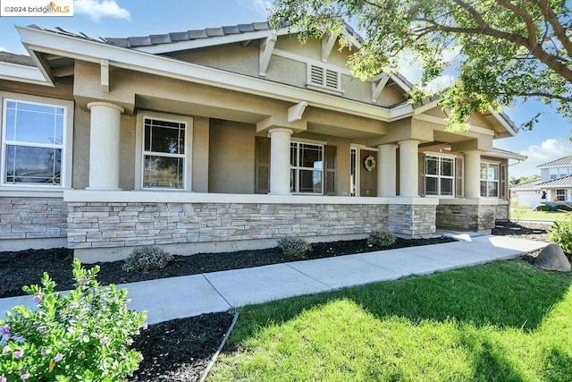 view of front of property with a front yard