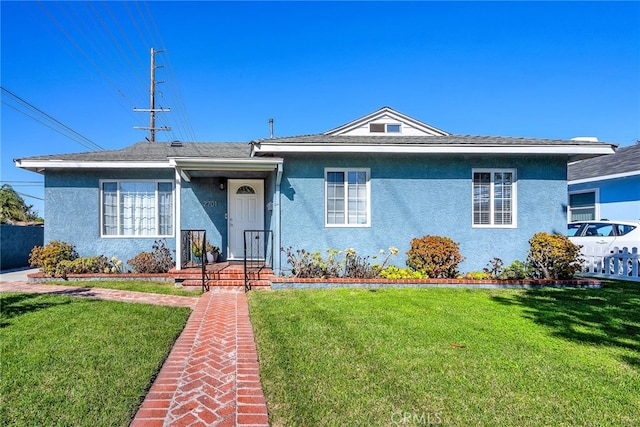 view of front of property featuring a front yard