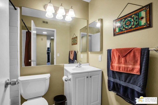 bathroom featuring a shower with curtain, vanity, and toilet