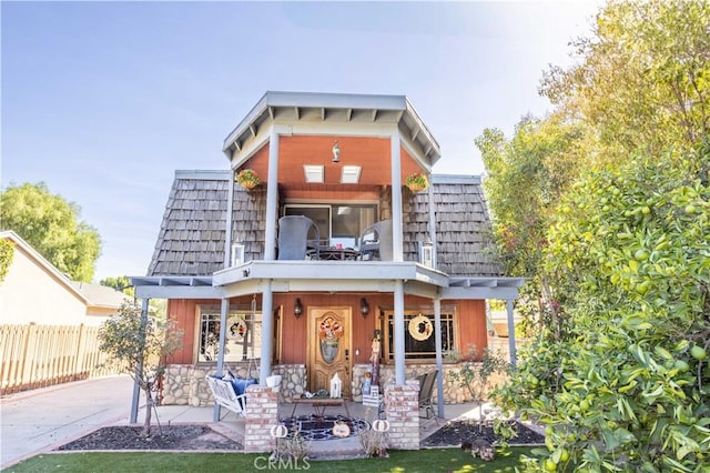 view of front of home featuring a balcony