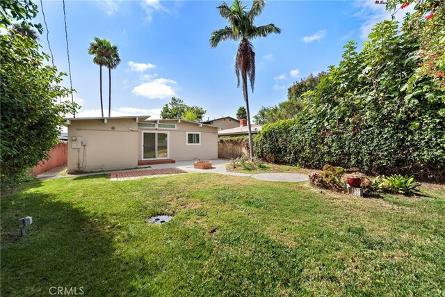 view of yard featuring a patio area