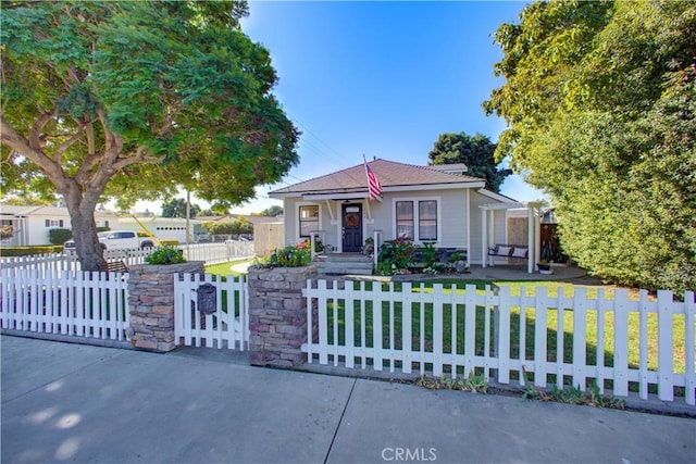 view of front of home featuring a front yard