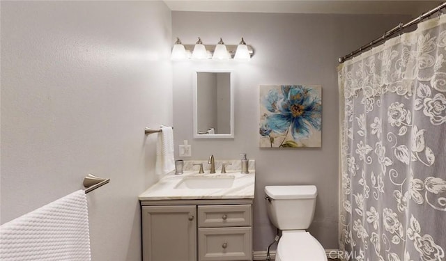 full bathroom with toilet, a shower with curtain, and vanity