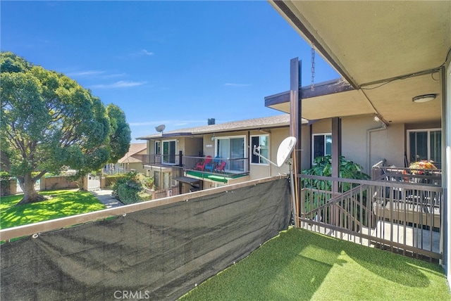 view of front of home with a front lawn