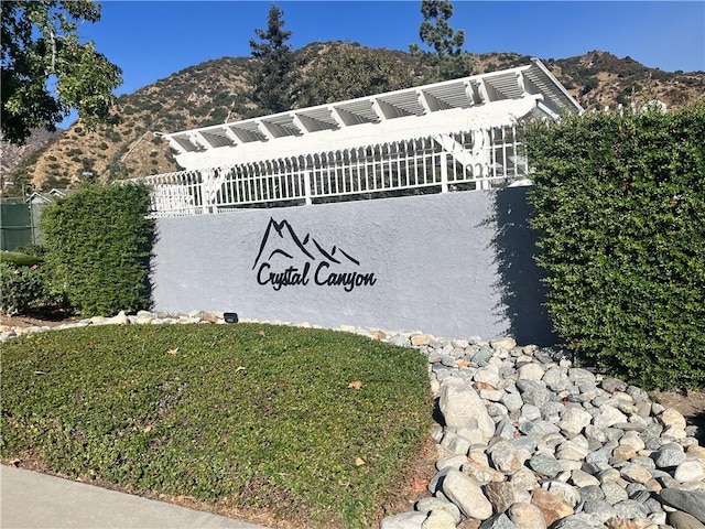 community / neighborhood sign featuring a mountain view