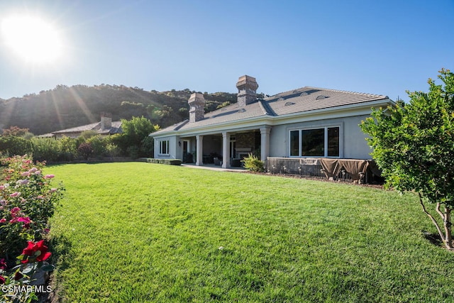 view of yard featuring a mountain view