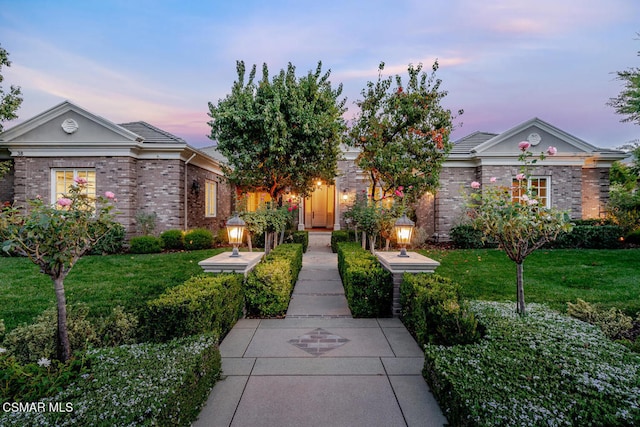 view of front of home featuring a lawn