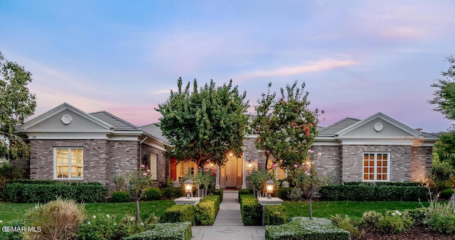 view of front of house featuring a yard