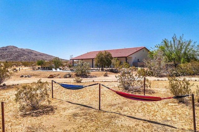 view of yard with a mountain view