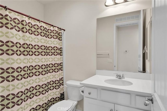 full bathroom featuring a shower with curtain, toilet, and vanity