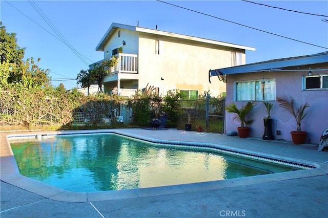 view of swimming pool