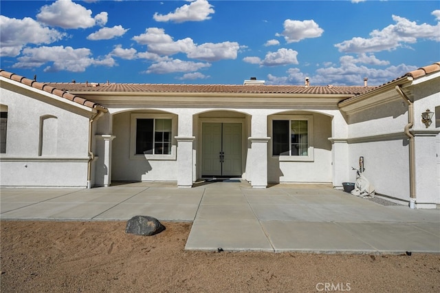 view of front of property featuring a patio area